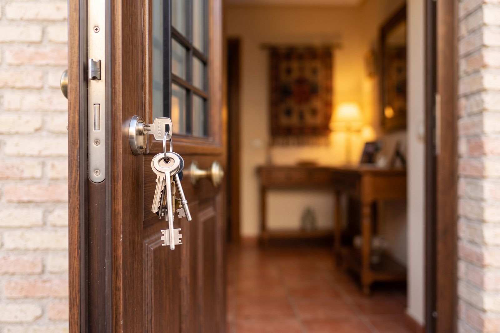 Puerta de vivienda abierta con las llaves en la cerradura