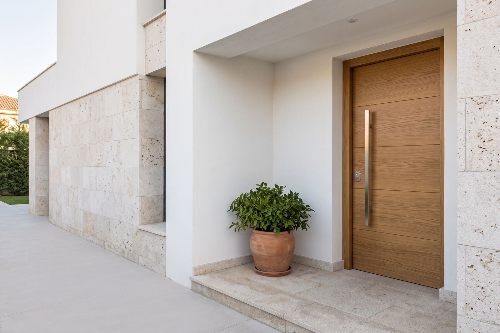 Puerta acorazada en la entrada de una vivienda unifamiliar de Boadilla del Monte