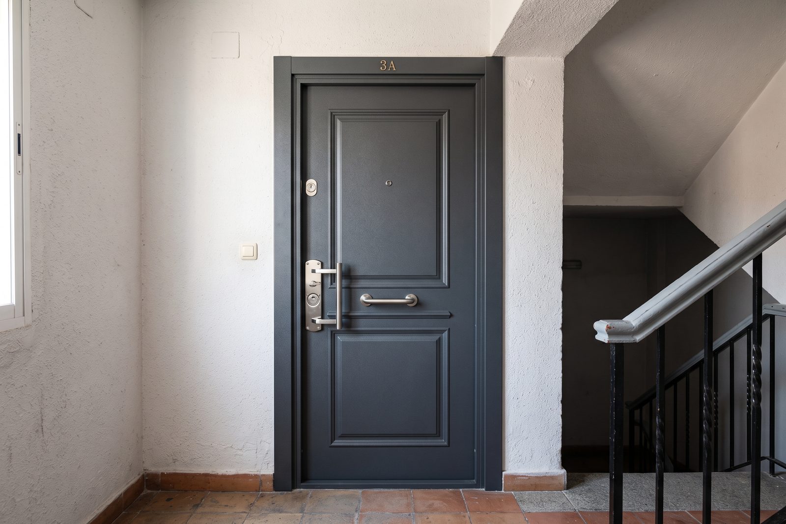 Puerta blindada recién instalada en una vivienda de Móstoles