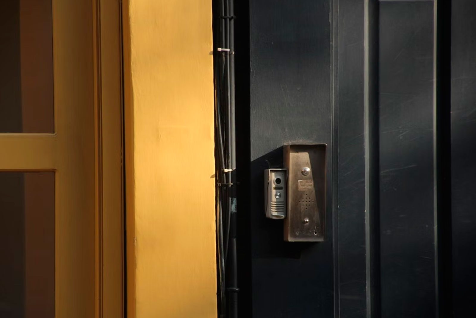 Puerta blindada con cerradura de seguridad