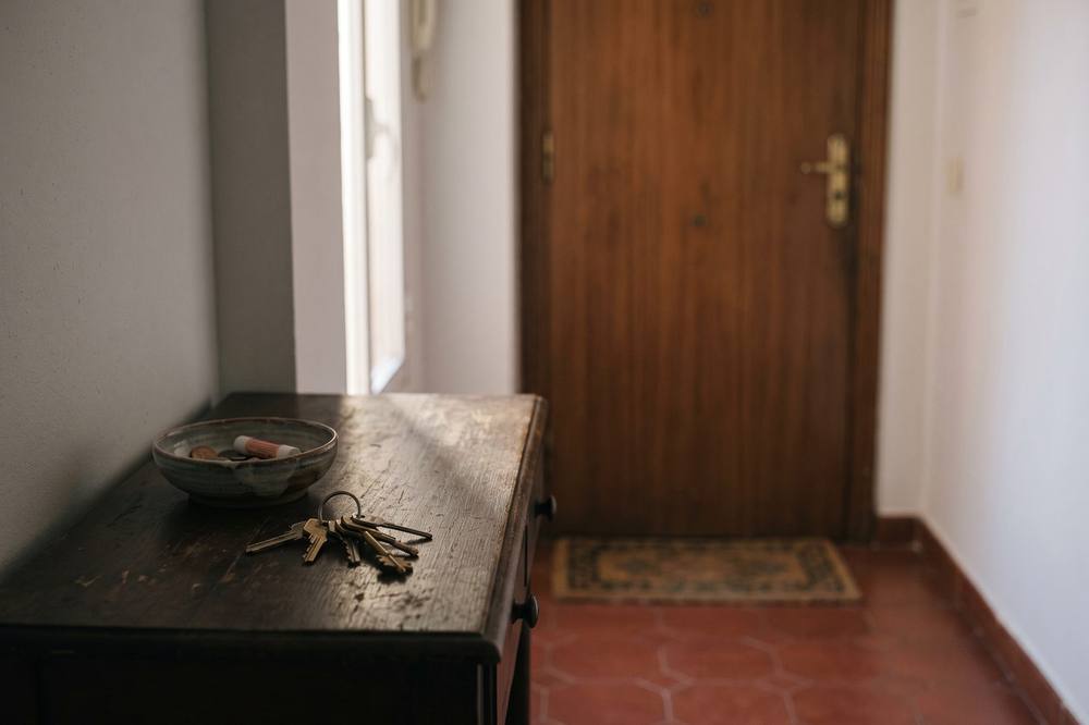 Llaves olvidadas sobre el mueble del recibidor